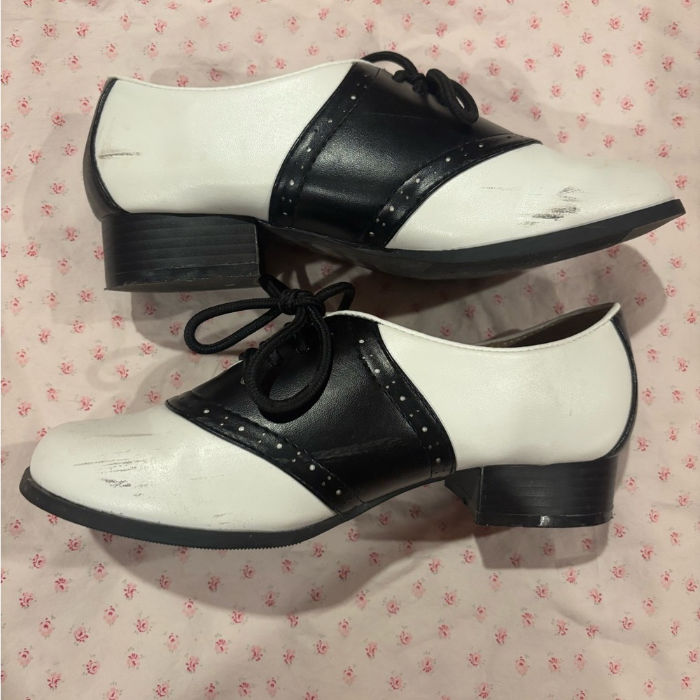 Amazon Black and White Flats & Loafers Classic Style